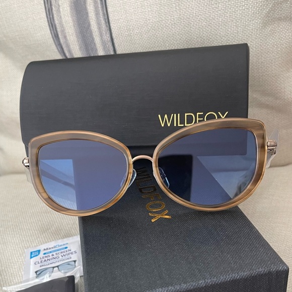 Wildfox Accessories - NEW WILDFOX CHATON CATEYE DELUXE SUNGLASSES⭐️W/case & cleaning cloth⭐️Comfy⭐️